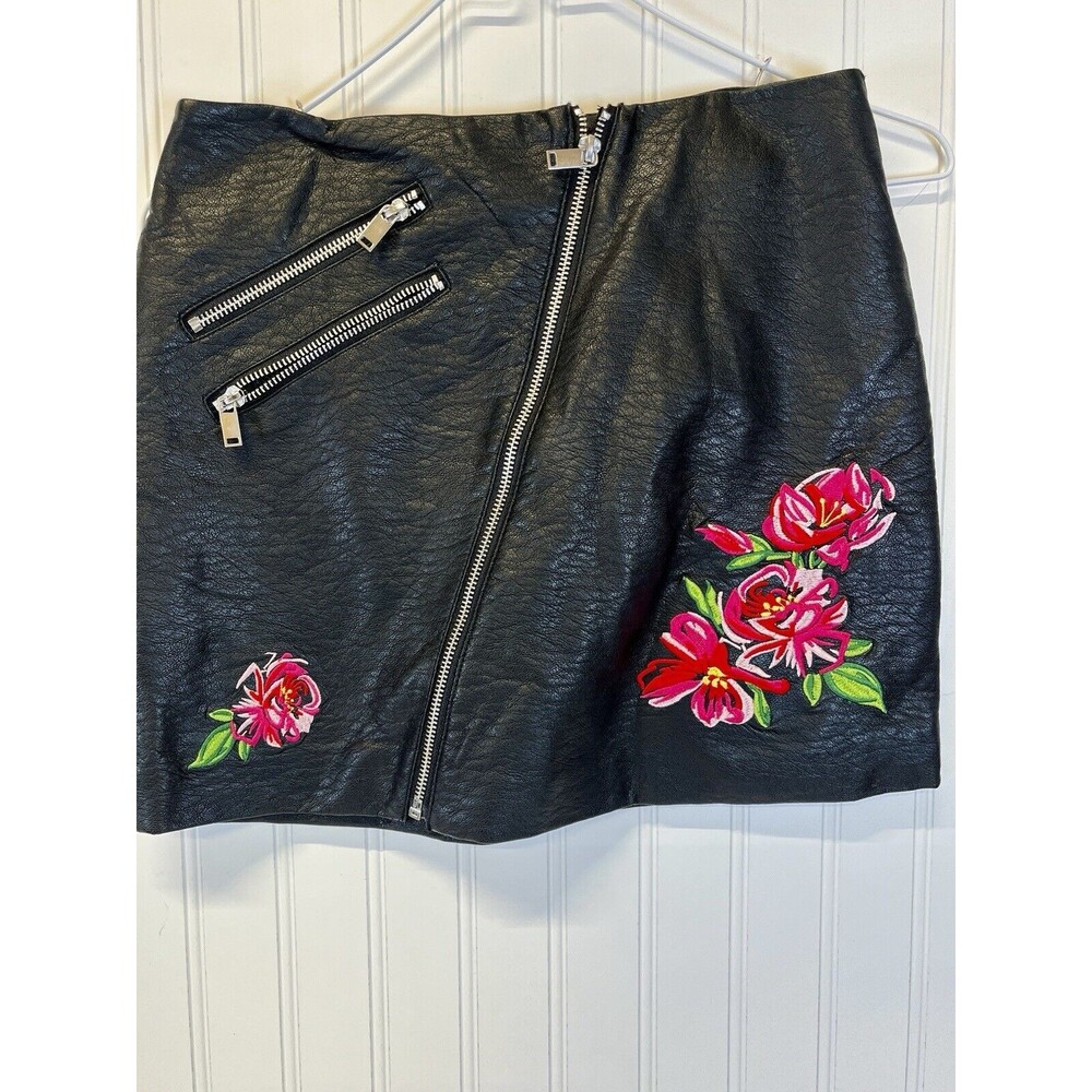 Divided Womens Black Faux Leather Mini Skirt W/ Rose Embroidery . Zippered Front
